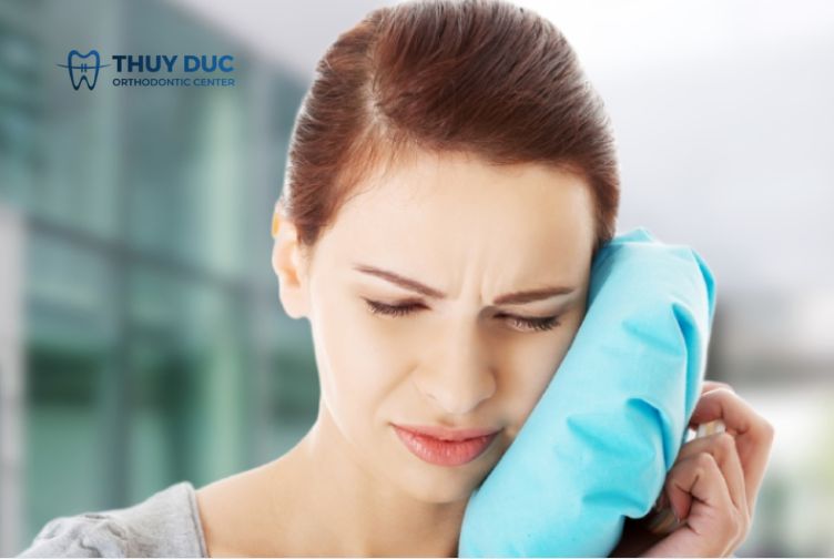 Chườm đá lên vùng đau nhức 1