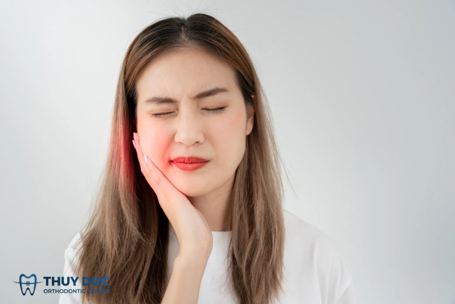 Ê buốt khi niềng răng có sao không? 1
