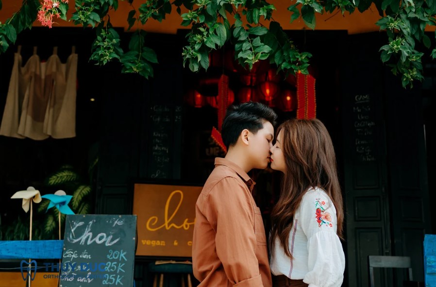 1. Đeo niềng răng có được hôn không? 1