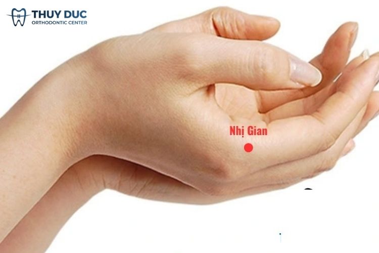 Bấm huyệt nhị gian 1