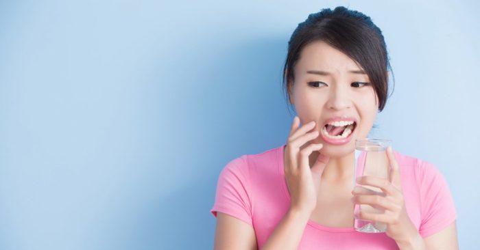 Đau buốt răng khi uống nước, ăn nhai do đâu? Cách xử lý?