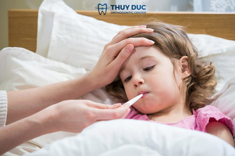 Vì sao sau khi nhổ răng sữa bé thường bị sốt? 1