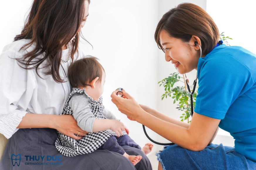 3. Trẻ 1 tuổi bị hôi miệng cần đi khám bác sĩ khi nào? 1