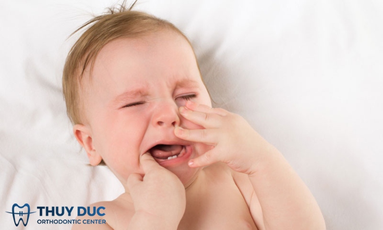 Dấu hiệu của trẻ sốt mọc răng? Cách phân biệt với trẻ sốt thông thường 1