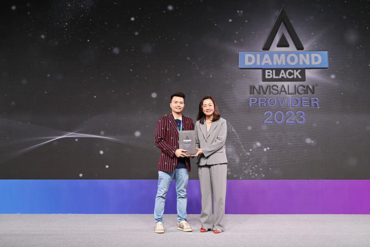 Bác sĩ Phạm Hồng Đức- Bác sĩ niềng răng Invisalign đạt thứ hiệu Black Diamond 1