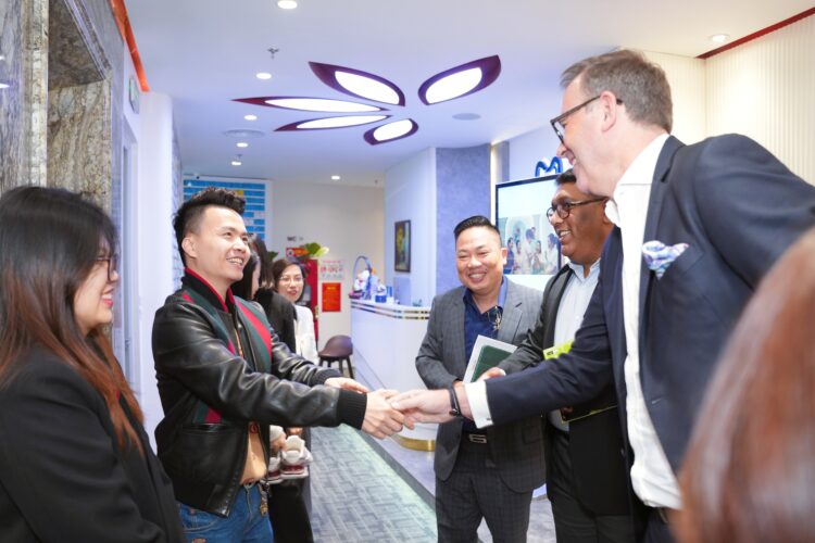 Phó Chủ tịch Align Technology kiêm Giám đốc Align khu vực APAC cùng đoàn lãnh đạo cấp cao Invisalign ghé thăm Nha khoa Thúy Đức 4