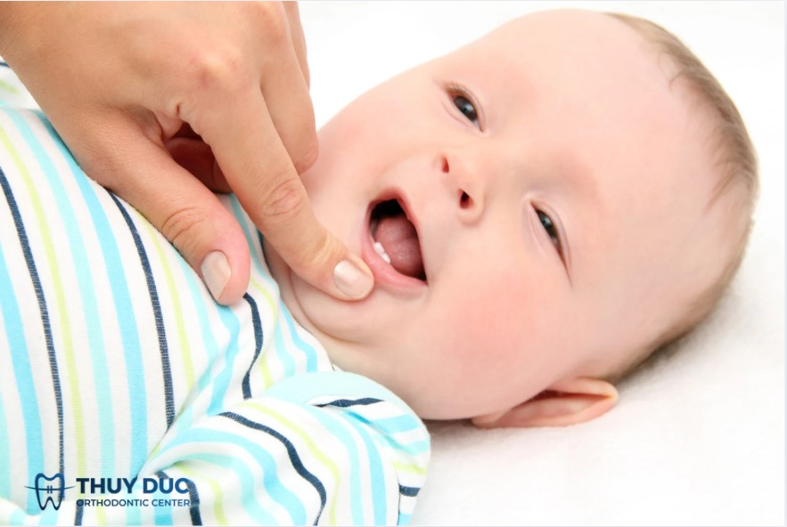 1. Trẻ mọc răng có bị nôn không? 1
