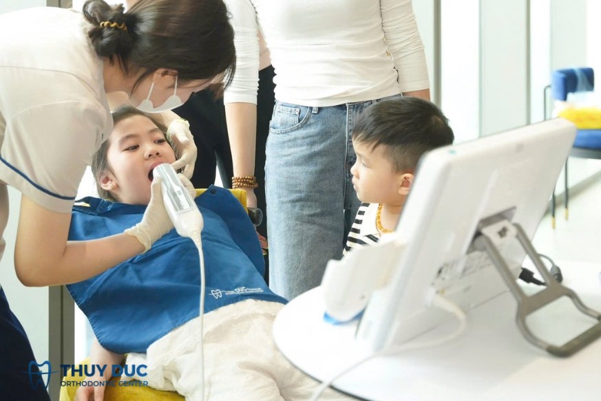 5. Xử lý răng mọc lẫy như thế nào là đúng?  1