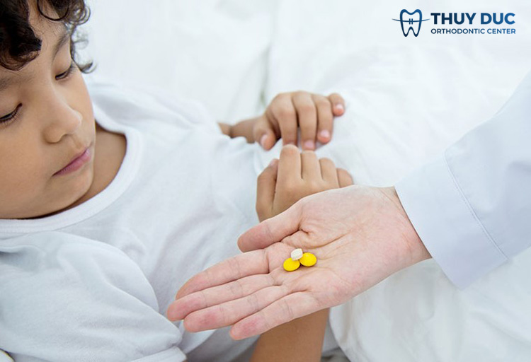 Tại sao phụ huynh không nên tự ý cho trẻ uống thuốc khi bị viêm lợi? 1