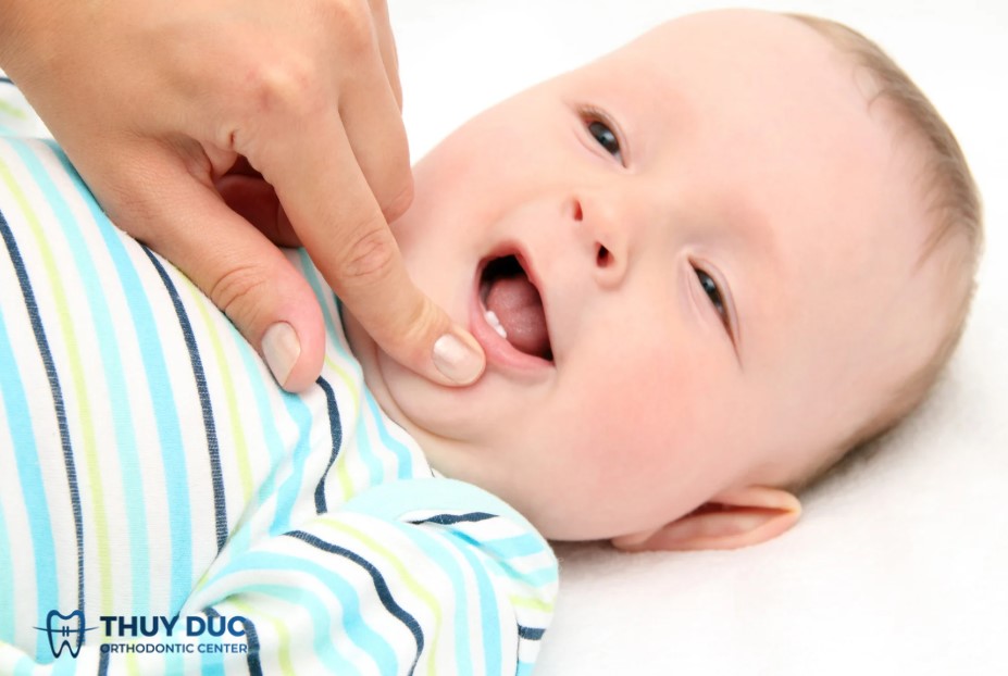 1. Trẻ mọc răng có bị nôn không? 1