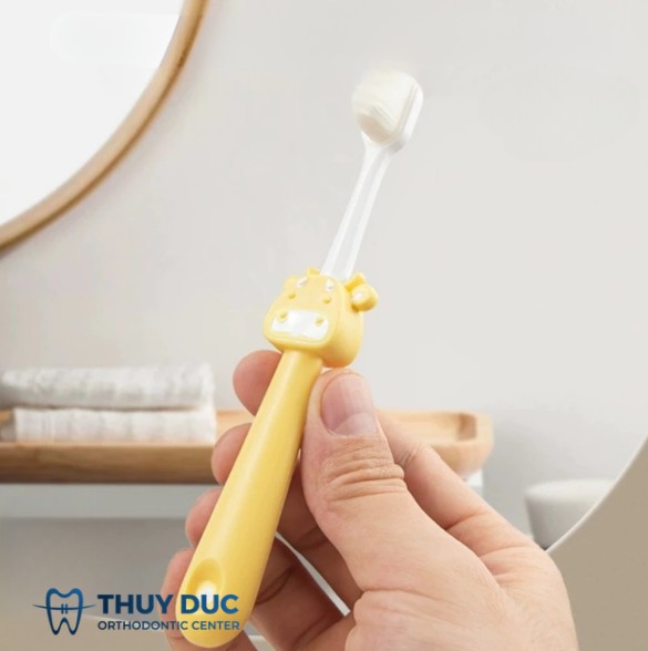 2. Tập cho bé làm quen với bàn chải đánh răng  1