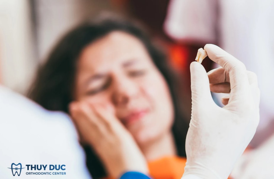 1. Nhổ răng hoặc tiểu phẫu trước niềng 1