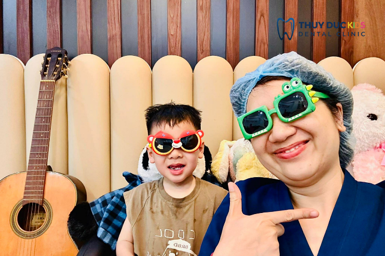 1. Không gian nha khoa dành riêng cho bé 3 Gấu ôm