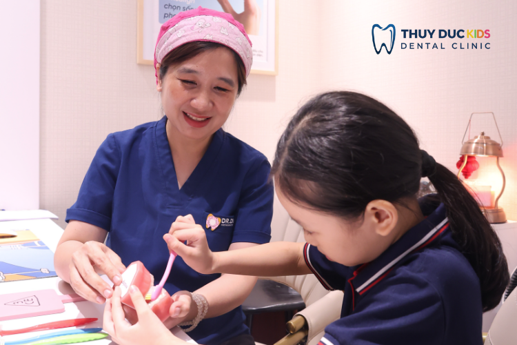 1. Không gian nha khoa dành riêng cho bé 2 Ghế răng