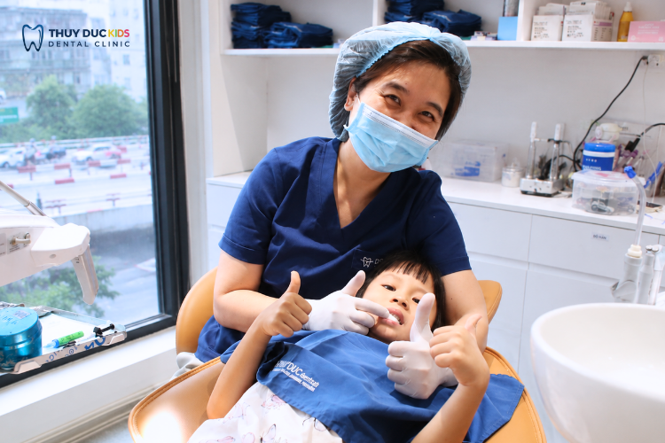 2. Nha khoa 20 năm kinh nghiệm với đội ngũ bác sĩ chuyên môn cao, gần gũi tâm lý 1 Bác sĩ